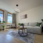 Central Riverside Apartment - Free Parking